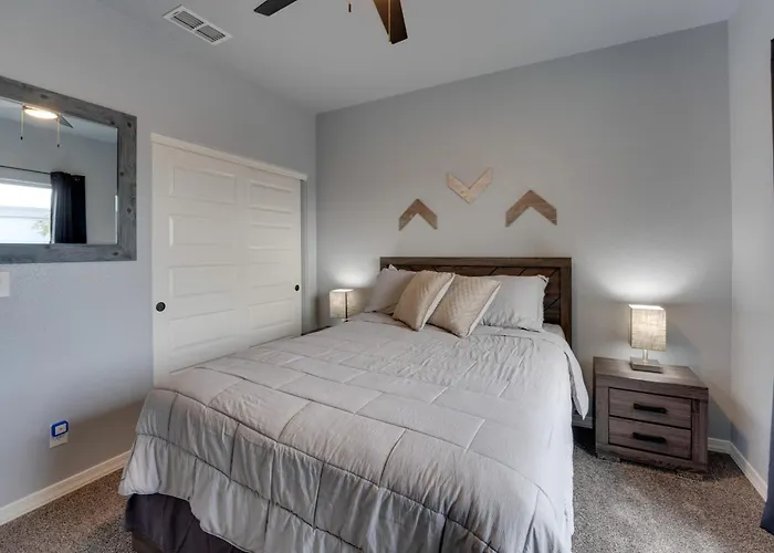 Pool & Patio: Newly Constructed Havasu Home! Dom wakacyjny