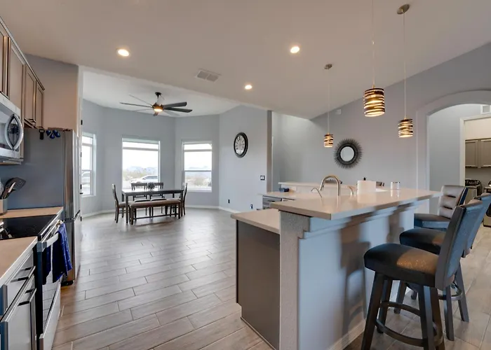 Pool & Patio: Newly Constructed Havasu Home! Dom wakacyjny *