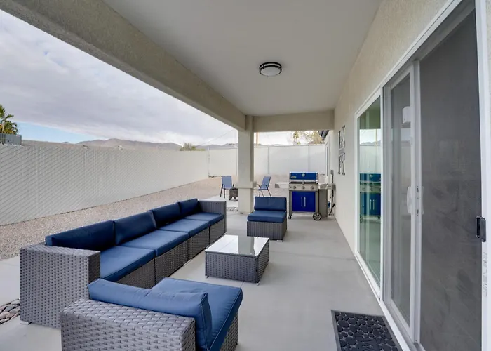 Pool & Patio: Newly Constructed Havasu Home! Dom wakacyjny
