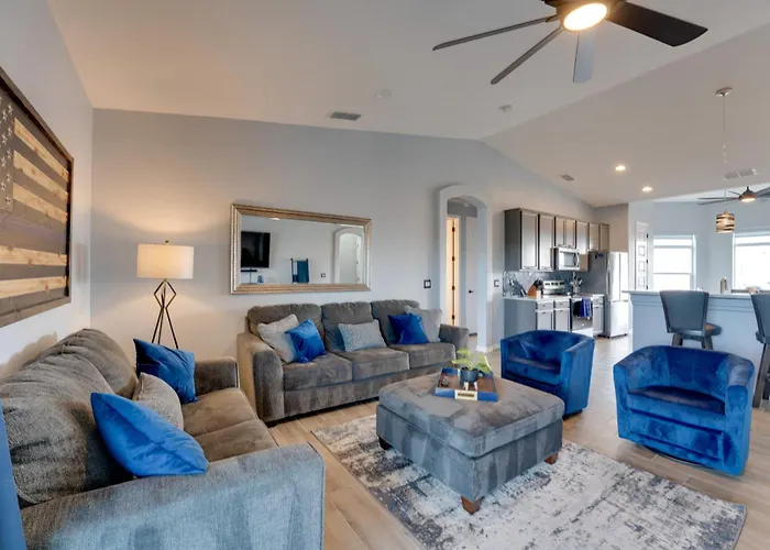 Pool & Patio: Newly Constructed Havasu Home! *