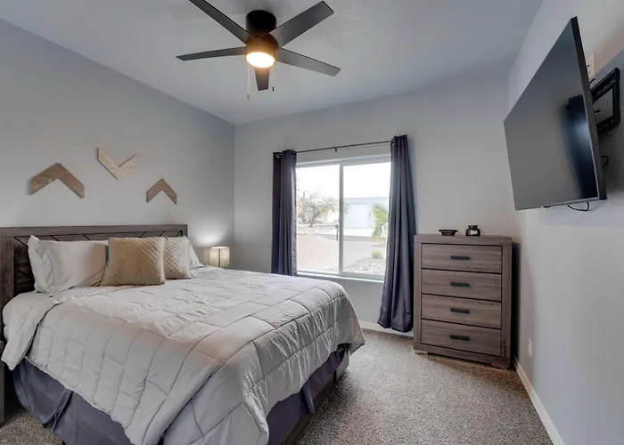 Pool & Patio: Newly Constructed Havasu Home! *