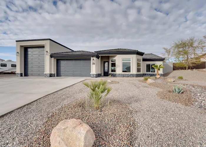 Pool & Patio: Newly Constructed Havasu Home! * Lake Havasu City
