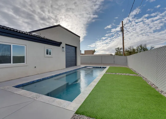 Pool & Patio: Newly Constructed Havasu Home! Dom wakacyjny
