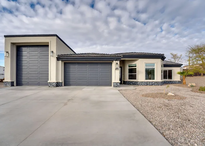 Pool & Patio: Newly Constructed Havasu Home!