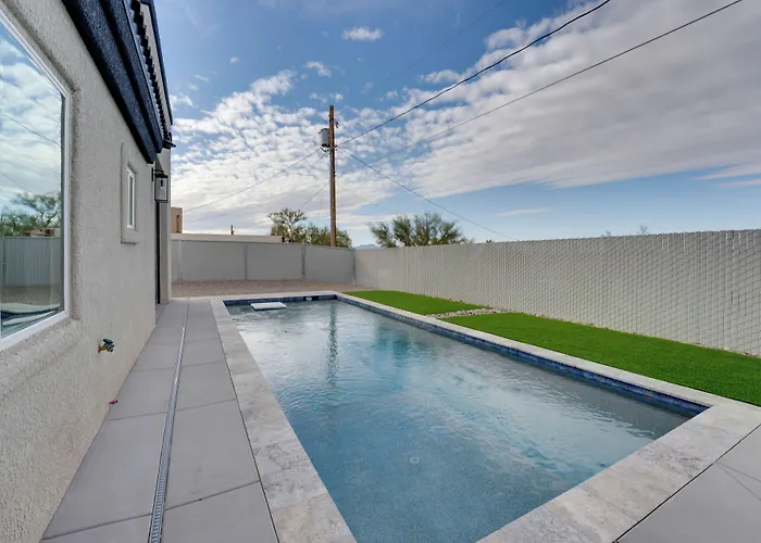 Pool & Patio: Newly Constructed Havasu Home! Dom wakacyjny *