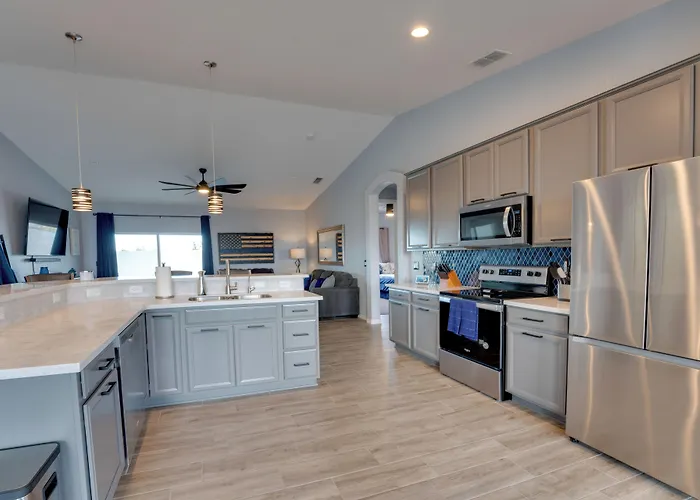 Pool & Patio: Newly Constructed Havasu Home! *