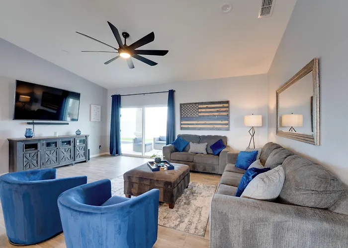 Pool & Patio: Newly Constructed Havasu Home! *